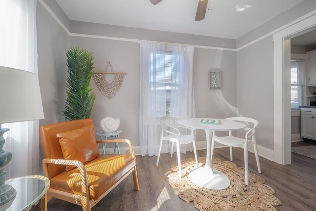 Serene Beachy Bungalow With Large Screened Porch! 탬파 외부 사진