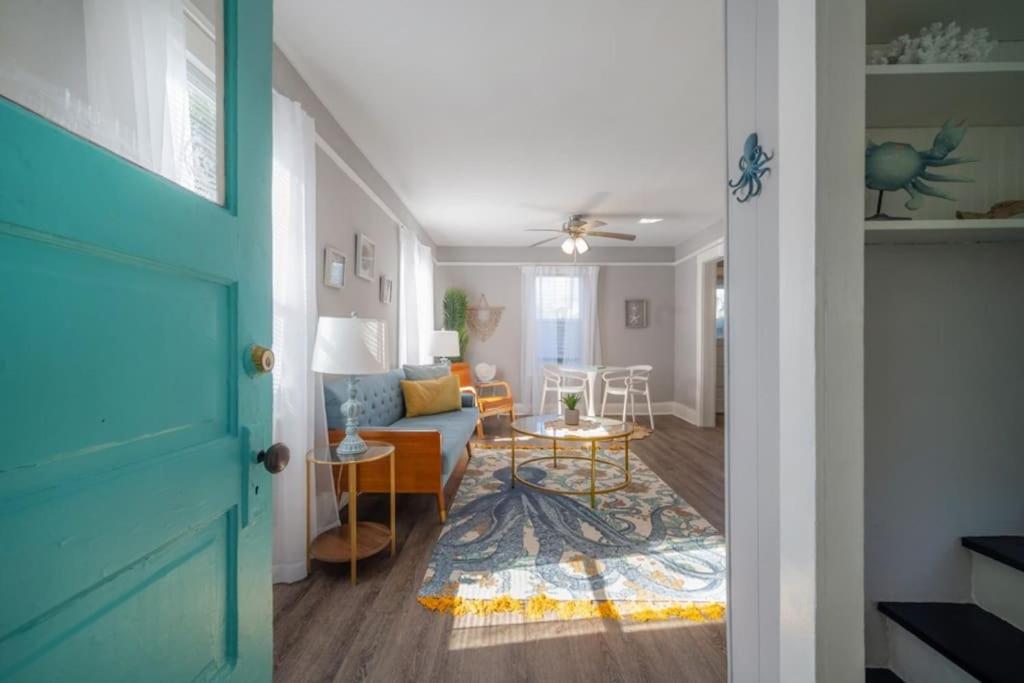 Serene Beachy Bungalow With Large Screened Porch! 탬파 외부 사진