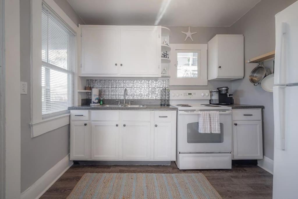 Serene Beachy Bungalow With Large Screened Porch! 탬파 외부 사진