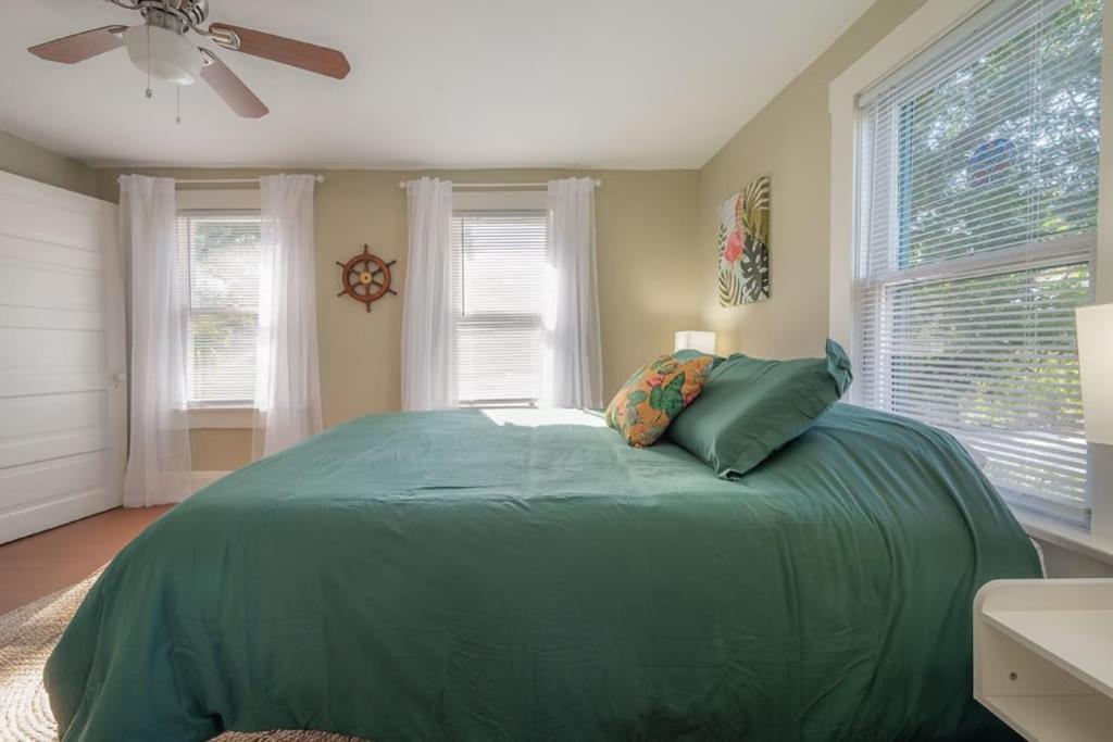 Serene Beachy Bungalow With Large Screened Porch! 탬파 외부 사진