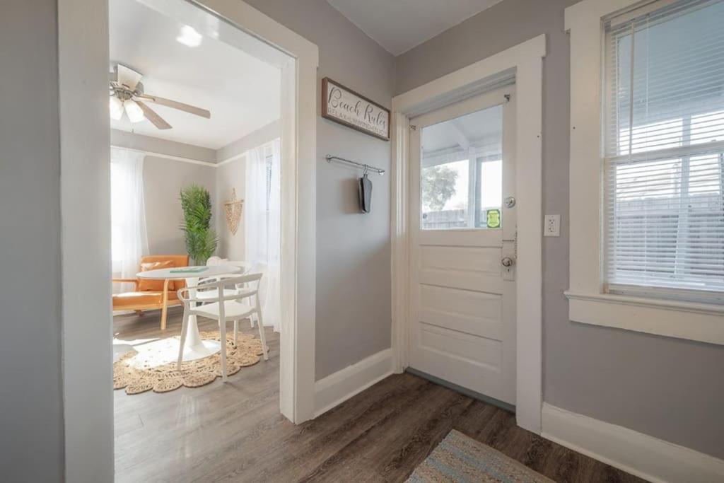 Serene Beachy Bungalow With Large Screened Porch! 탬파 외부 사진